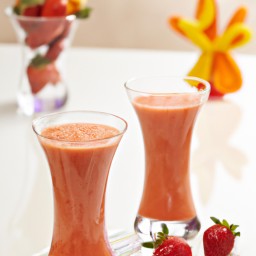 

A nutritious and delicious strawberry-orange smoothie made of oranges, plain yogurt, strawberry yogurt, sweetened frozen strawberries and bananas - free from gluten, eggs, nuts and soy.